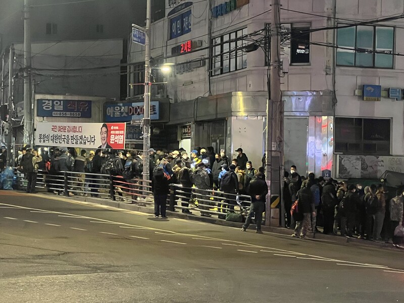 지난 12일 새벽 서울 지하철 7호선 남구로역 일대에 일용직 일자리를 찾는 사람들이 모여 있다. 국내 일용 일자리 수는 문재인 정부가 출범한 2017년 이래 매년 감소세를 보이며 올해 1월 100만 명에 턱걸이했다. 박종오 기자 pjo2@hani.co.kr