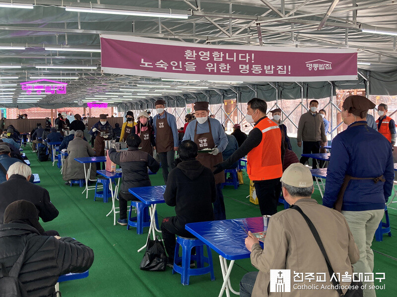 윤석열 대통령 당선자가 배식 봉사를 하고 있다. 서울대교구 제공