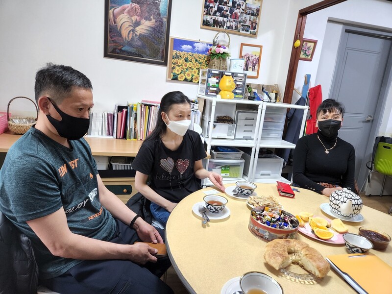 5일 광주광역시 광산구 월곡동 고려인종합지원센터에서 우크라이나 전쟁을 피해 한국에 온 이미하일로(왼쪽부터)씨, 김엘레나씨 부부가 탈출 과정을 설명하고 있다. 김용희 기자