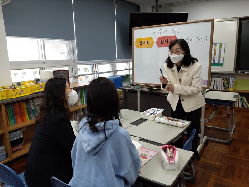 한국어 학급 담임교사가 중국에서 태어난 학생에게 우리말을 가르치고 있다. 왼쪽 의자에 앉은 중국어 강사가 통역한다. 김광수 기자