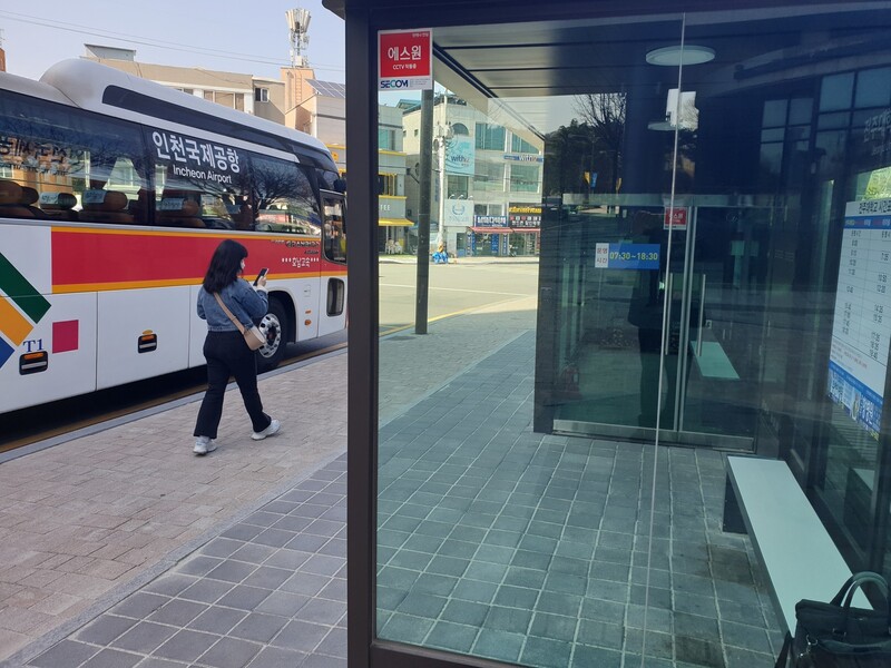 지난 8일 전북 전주대학교 옛 정문 앞의 정류장에 학생이 지나가고 있다. 공항 이용객의 감소로 전주대~서울남부터미널 시외버스 구간을 공항리무진이 운행하고 있다. 박임근 기자