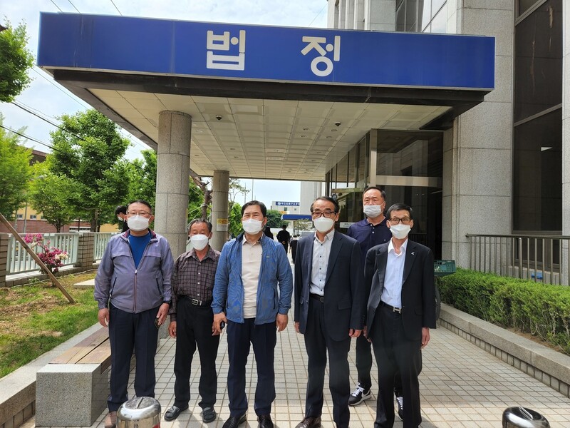 11일 국가를 상대로 한 정신적 손해배상 청구소송 항소심에서 승소한 5·18민주화운동 유공자들이 광주고법을 빠져나오며 소감을 말하고 있다. 김용희 기자 kimyh@hani.co.kr