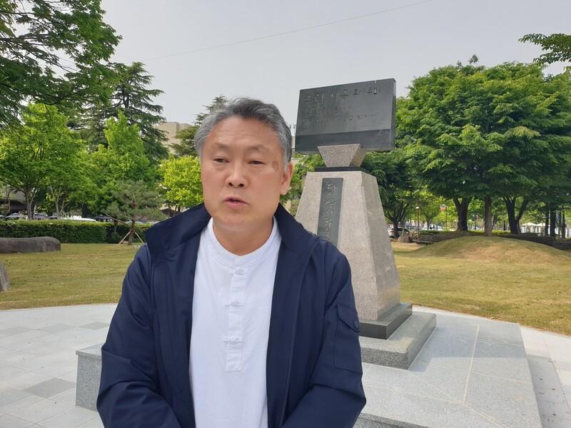 김순석 ‘제42주년 5·18민중항쟁 전북행사위원회’ 공동대표가 11일 전북대 민주광장에 있는 고 이세종 열사 추모비 앞에서 학술제 등에 대해 말하고 있다. 박임근 기자