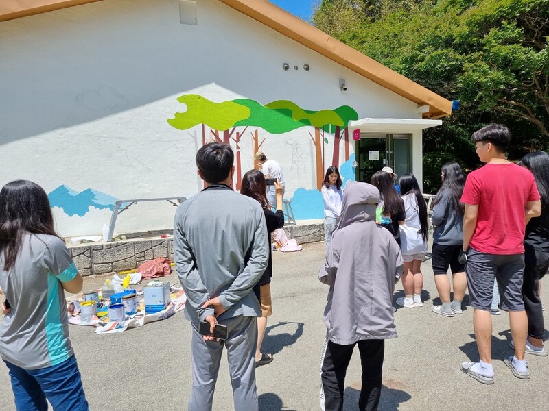 25일 광주 광산구 새날학교 벽면에 우크라이나 출신 고려인 어린이와 지역 예술가들이 벽화를 그리고 있다. 고려인마을 제공
