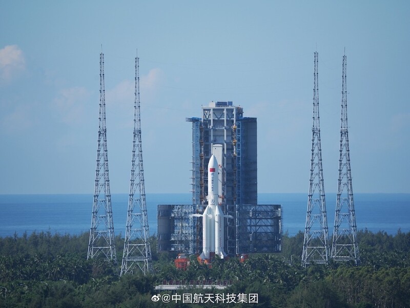 우주정거장 모듈을 싣고 발사 대기중인 중국의 창정5B 로켓.