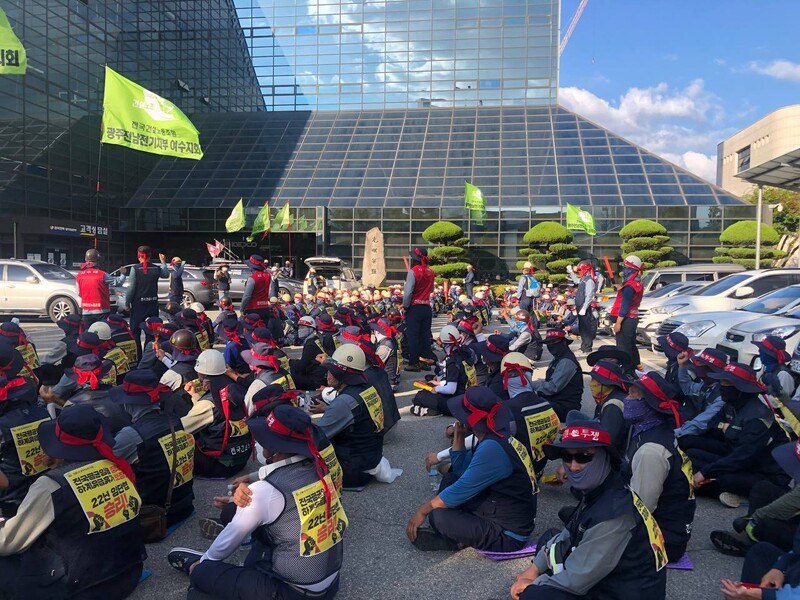 25일 한국전력 광주전남본부에서 점거 농성에 들어간 민주노총 전국건설노동조합 광주전남전기지부 조합원들이 불법 하도급 근절, 처우 개선 등을 요구하고 있다.민주노총 제공