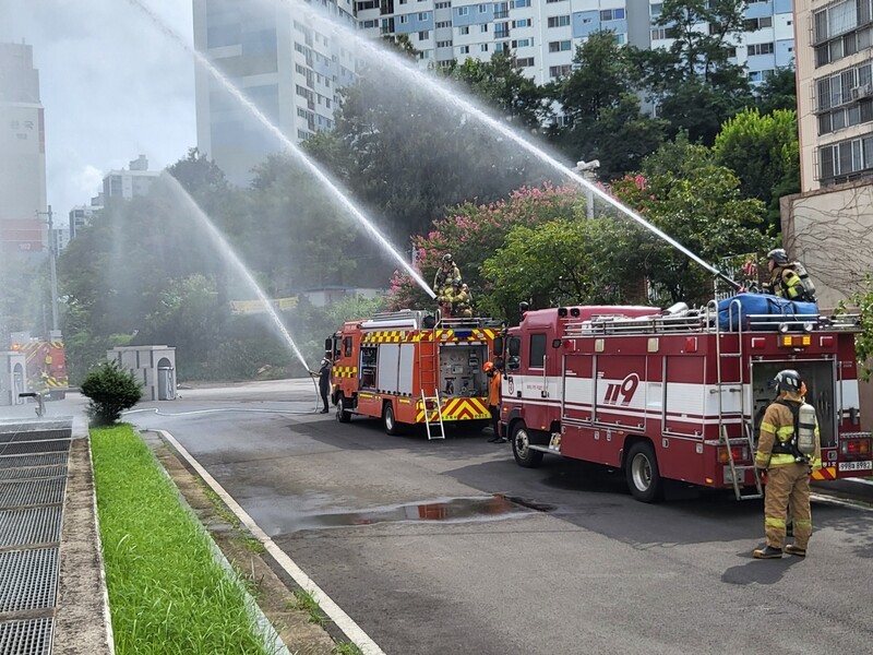 지난 19일 광주 북구 한국전력 북광주 변전소에서 광주 북부소방서 대원들이 현장적응훈련을 하고 있다. 연합뉴스