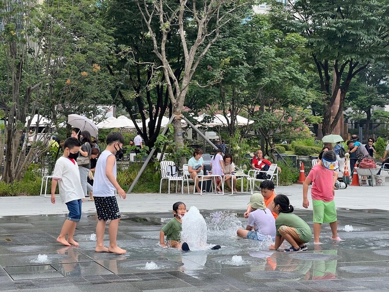 광화문‘공원’ 바닥분수에서 즐거워하는 아이들. 사진 조용준(CA조경)