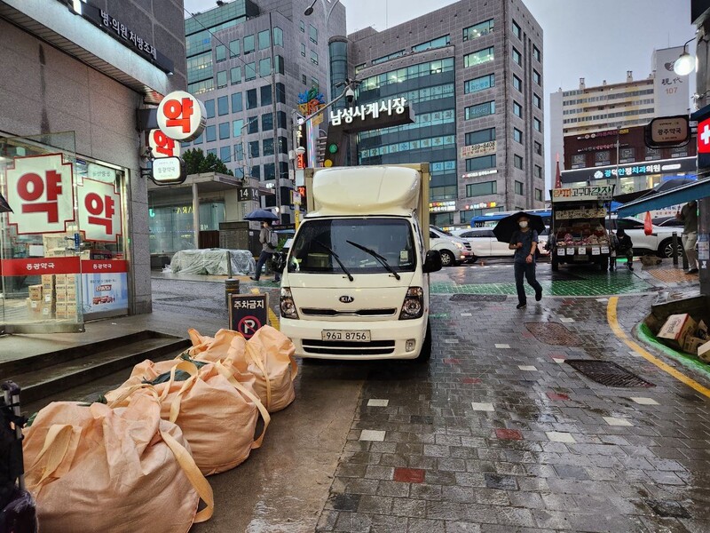 5일 저녁 6시30분께 서울 동작구 남성사계시장 들머리에 모래주머니가 쌓여있다. 고병찬 기자