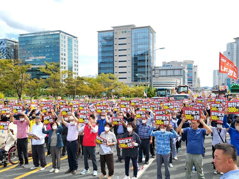 15일 전농 광주전남연맹, 전여농 광주전남연합, (사)전국쌀생산자협회 광주전남본부 소속 농민들이 전남 무안군 전남도청 앞에서 집회를 열고 쌀값 안정화 대책을 마련하라고 촉구하고 있다. 김용희 기자 kimyh@hani.co.kr