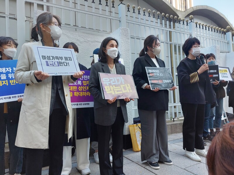 김민문정 한국여성단체연합 상임대표(앞줄 왼쪽부터)와 강혜란 한국여성민우회 상임대표, 송란희 한국여성의전화 상임대표, 김은경 한국와이더블유시에이(YWCA)연합회 성평등정책위원장이 20일 오후 서울 종로구 정부서울청사 후문 앞에서 김현숙 여성가족부 장관과 간담회에서 나눈 이야기를 설명하고 있다. 오세진 기자 5sjin@hani.co.kr