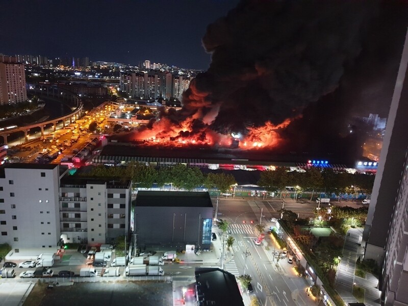 25일 저녁 8시17분께 대구시 북구 매천시장(농수산물도매시장)에서 큰불이 났다. 대구소방본부 제공