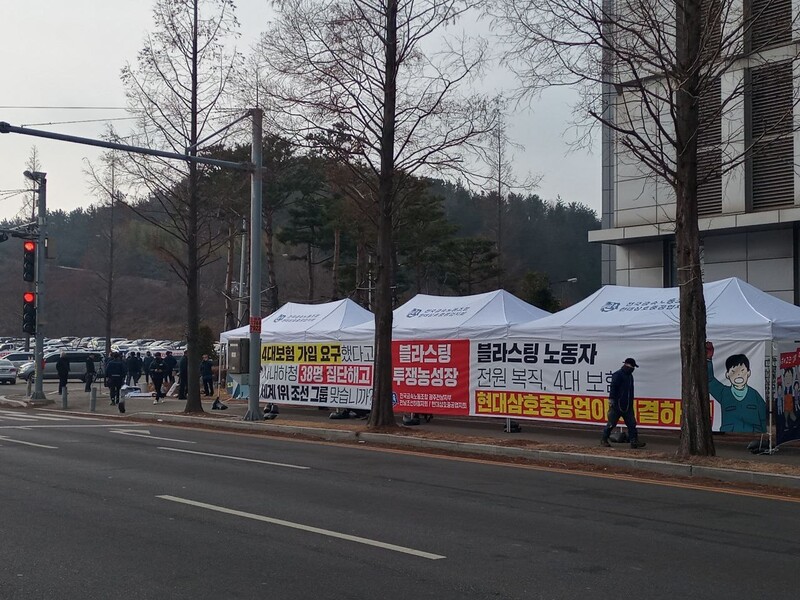 9일 전남 영암군 현대삼호중공업 정문 앞에서 블라스팅 하청 노동자들이 물량제 폐지를 촉구하며 천막농성을 하고 있다.금속노조 광주전남지부 제공