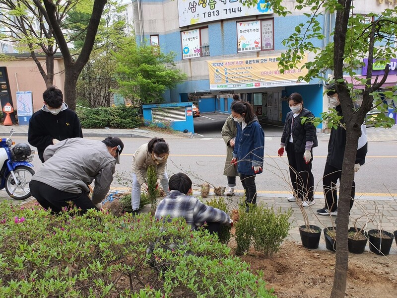 도시녹화 주민제안사업에 참여 중인 시민들. 서울시 제공