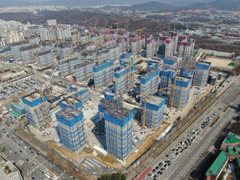 서울 강동구 ‘올림픽파크 포레온’ 아파트 공사 현장. 시공사업단 제공