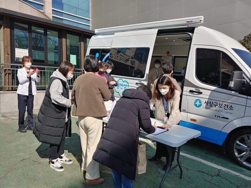 지난 21일 오후 부산 사상구 괘법동 한국요양병원 주차장에서 사상구보건소와 사상구정신건강복지센터가 운영하는 ‘마음안심버스’를 이용하려고 이 병원 직원들이 신청을 하고 있다. 조혜정 기자 zesty@hani.co.kr