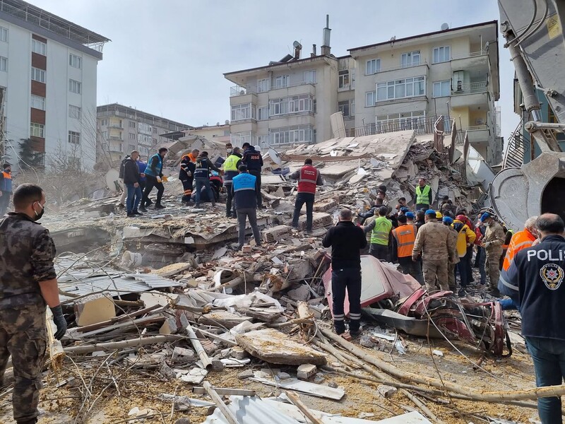 27일 규모 5.6 지진이 발생한 튀르키예 말라티아 지방 예실리우르트 무너진 건물 주변에서 구조대가 구조 작업을 벌이고 있다. AFP 연합뉴스