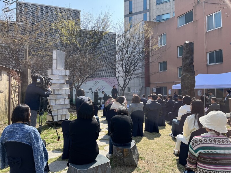 지난 29일 오후 전북 전주시 서노송예술촌 뜻밖의미술관 앞에서 봄 축제를 알리는 행사가 열렸다. 전주시 제공