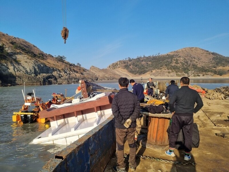 2월8일 오전 전남 신안군 임자면 소허사도 인근 바다에서 해경 관계자들이 전복 사고를 당한 청보호 인양 작업을 하고 있다. 목포해경 제공