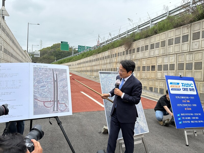 강기정 광주광역시장은 19일 제2순환도로 지산나들목 진출로에서 현장 설명회를 열어 기존 1차로 진출로를 3차로로 바꾸는 대안을 설명하고 있다.김용희 기자 kimyh@hani.co.kr