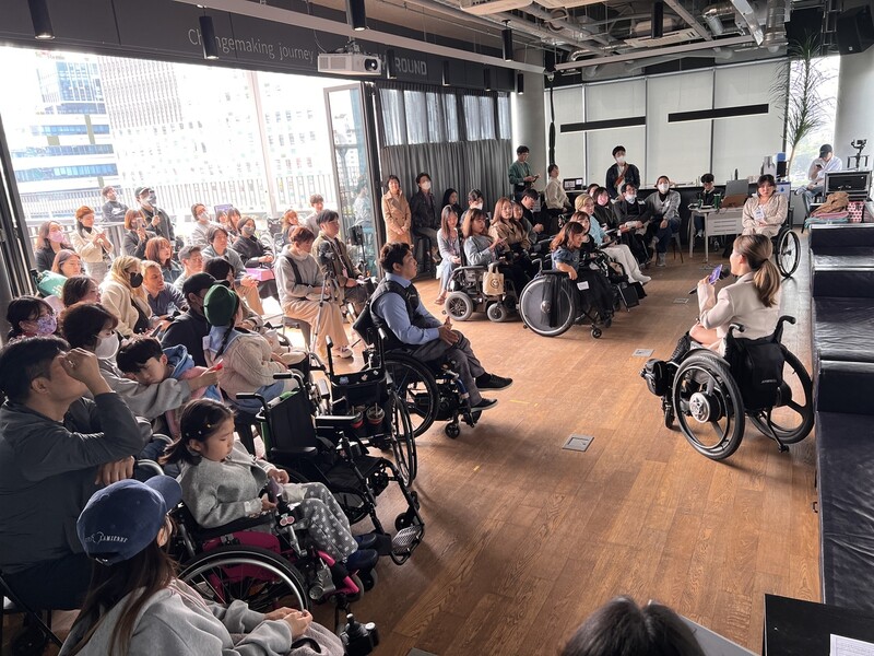 ‘걸즈 온 휠즈’ 토크콘서트에 모인 사람들. 연사 김지우씨, 청중 중 상당수도 휠체어 이용자다. 협동조합 무의 제공
