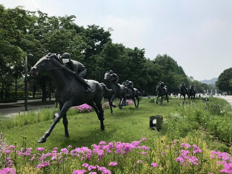 서울숲 방문자는 누구나 이 군마상 앞에서 사진을 찍었을 테다. 이 땅에 자리했던 경마장의 기억을 소환한다. 사진 배정한