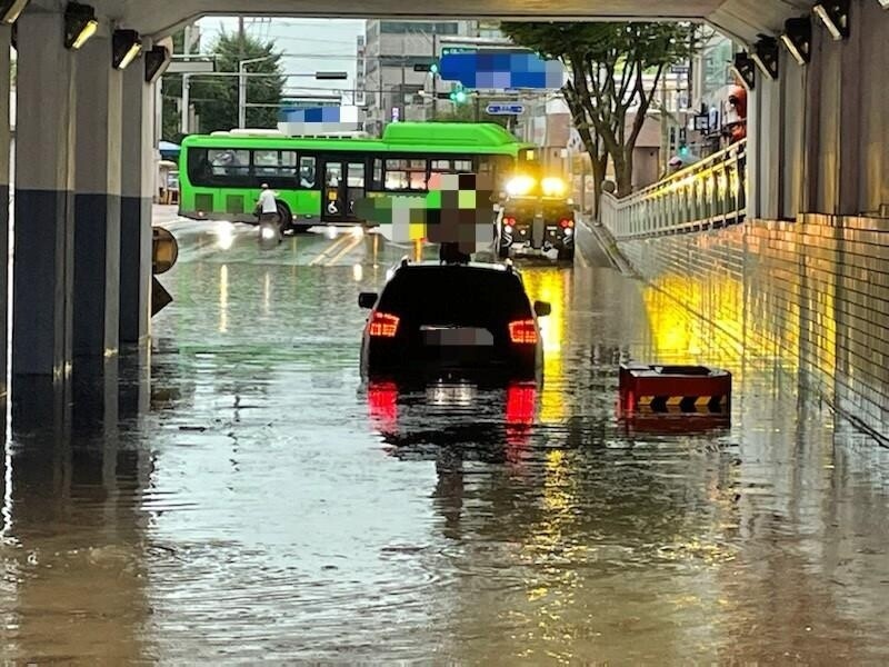 대구에 집중호우가 내린 11일 오후 경북 경산시 옥산동 한 지하차도가 침수돼 차량이 물에 잠겨 있다. 경북도소방본부 제공. 연합뉴스