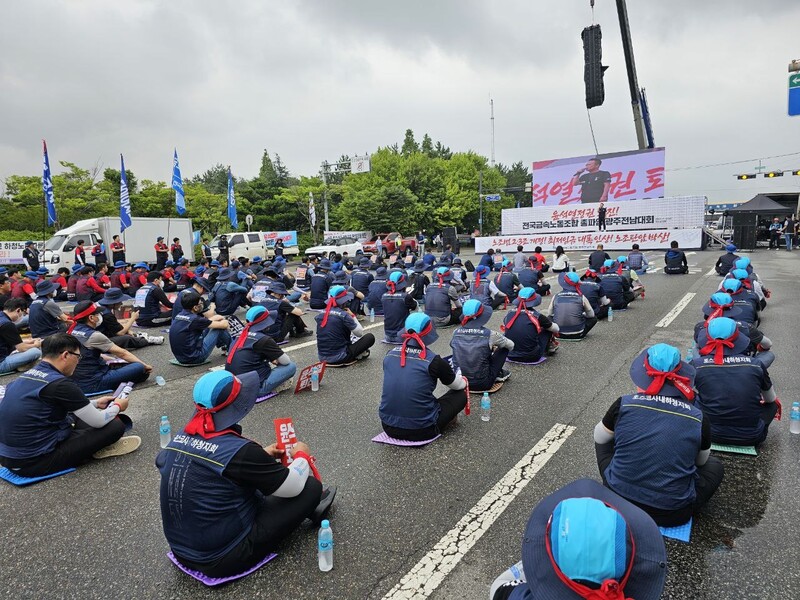 12일 전남 광양시 포스코 광양제철소 앞에서 전국금속노조 광주전남지부 조합원들이 파업대회를 하고 있다.금속노조 광주전남지부 제공