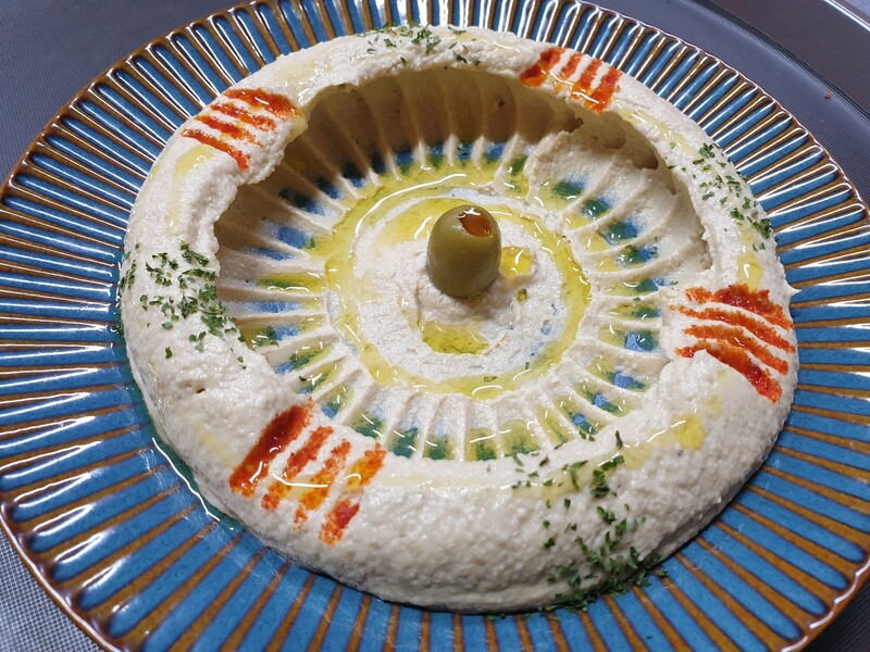 무함마드 아민씨가 만든 훔무스(hummus). 중동과 지중해를 대표하는 음식 중 하나인 훔무스는 병아리콩을 삶거나 찐 뒤 여러 향신료와 레몬즙, 올리브 오일 등을 넣고 함께 으깨어 만든다. 저지방 고단백 건강음식으로 채식주의자들의 단백질 공급원이기도 하다. 아랍어로 ‘병아리콩’이란 뜻인 훔무스는 칩과 크래커, 야채를 찍어 먹거나 빵에 발라먹는 지구인의 쌈장이 되어가고 있다. 하민경 제공