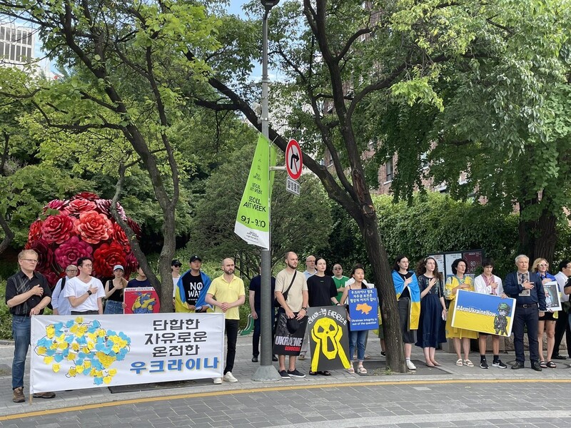 지난 20일 드미트로 포노마렌코 주한 우크라이나 대사와 주한 우크라이나인들이 32번째 자국 독립기념일인 24일을 앞두고 서울 중구 서울시청 광장과 인근 러시아 대사관 앞에서 시위를 벌였다. 우크라이나 대사관 제공