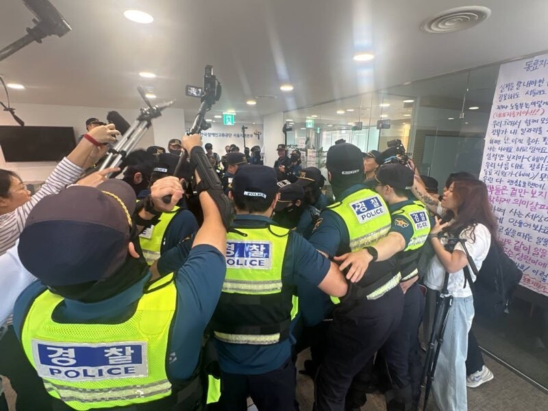 18일 오전 9시께 전장연이 한국장애인고용공단 서울지역본부 로비에서 농성 중 경찰에 연행되고 있다. 전장연 제공