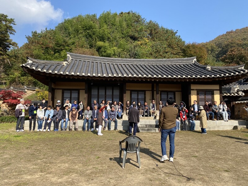 지난달 28일 제28회 홍명희 문학제를 맞아 괴산군 홍명희 생가에 충북 지역 작가를 비롯한 참석자들이 모여 설명을 듣고 있다. 사진 백창화