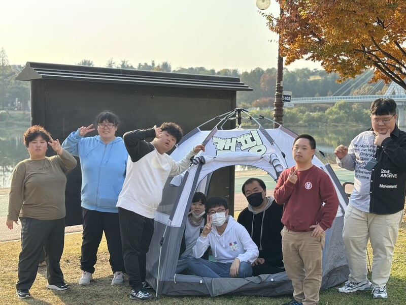 지난달 대구사람장애인자립생활센터 발달장애인 자립지원사업 자조모임 회원들이 대구시 동구 동촌유원지에서 캠핑 활동을 했다. 대구장애인차별철폐연대 제공