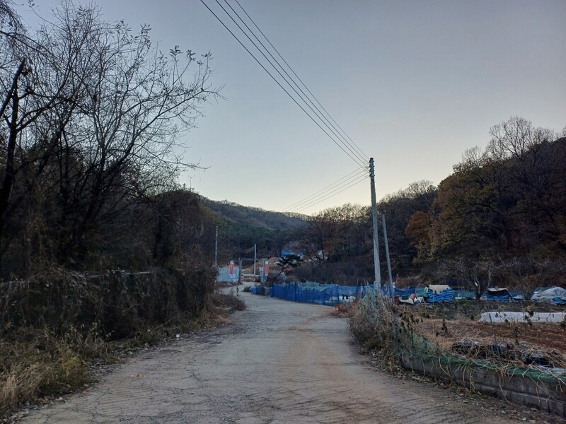 ㅇ법인이 새롭게 추진하고 있는 타운하우스 부지로 가는 길. 해당 부지는 기존 타운하우스에서 약 200m 정도 떨어져 있다. 이준희 기자