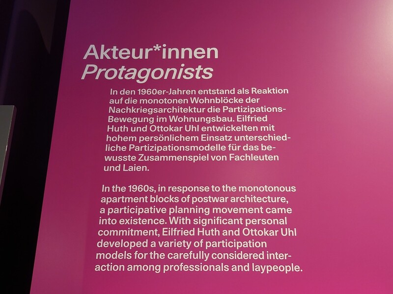 지난 9월 말 오스트리아 ‘빈 건축 센터’(Architekturzentrum Wien (Az W))안내판에 ‘주역들’의 중성적 표현이 보인다. 사진 로버트 파우저