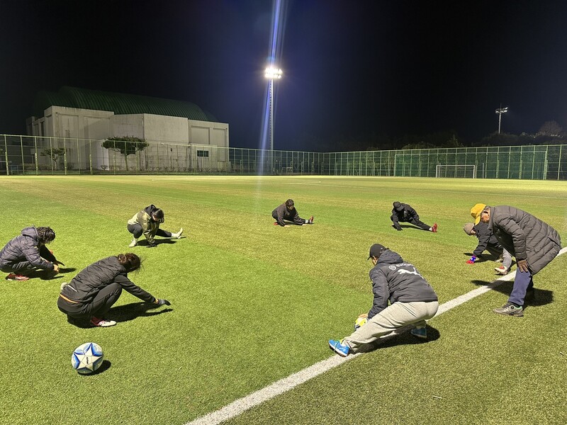 표선여자축구단 단원들이 25일 저녁 제주 서귀포 표선생활체육관 야외구장에서 훈련 뒤 마무리 운동을 하고 있다.