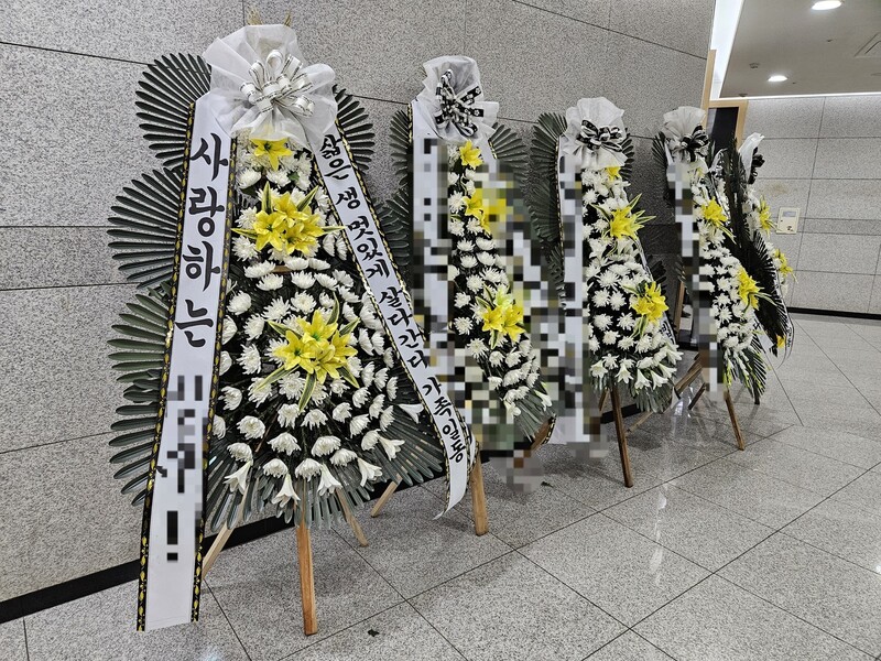 서울 도봉구 방학동 아파트 화재를 피해 어린 자녀를 살리려 품에 안고 뛰어내린 30대 아버지의 빈소가 서울의 한 장례식장에 마련됐다. 김채운 기자