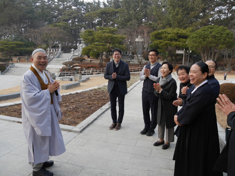 전북 익산 원불교중앙총부에서 산책 도중 교무들과 교도들을 만나 반갑게 인사를 나누는 김주원 종법사.