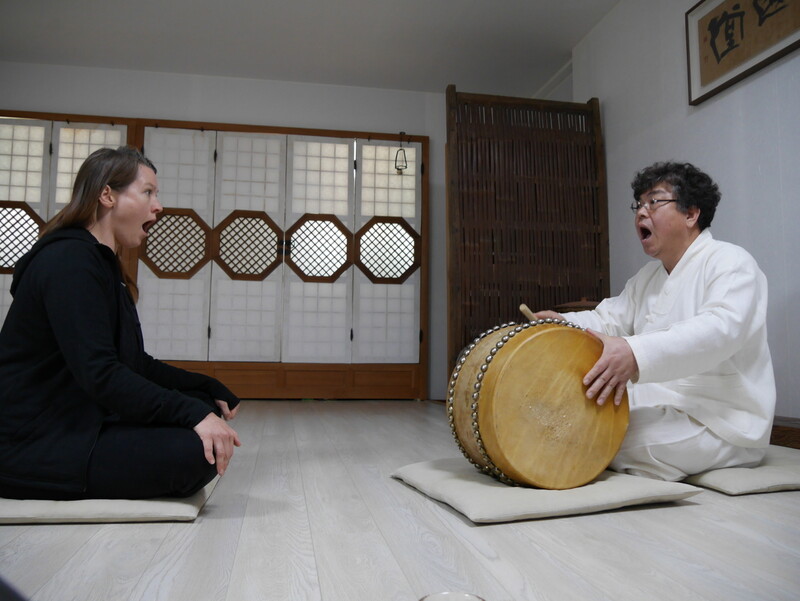 오스트레일리아에서 온 메리가 배일동 명창에게 판소리를 배우고 있다.