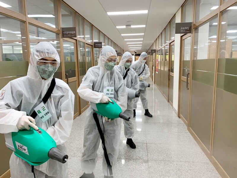20일 오후 광주 광산구 호남대학교에서 육군 제31보병사단 장병들이 코로나19 확산 예방을 위해 방역 소독을 하고 있다. 연합뉴스