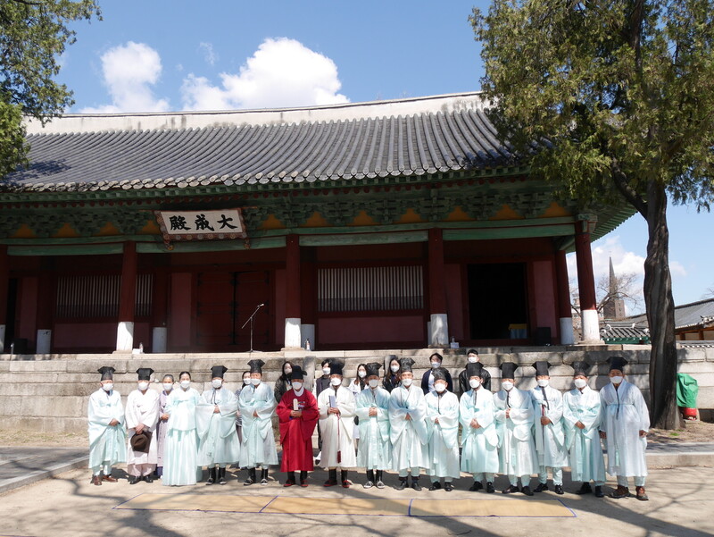 지난 1일 서울 종로구 명륜동 성균관 대성전에서 지낸 초하루 고유재에서 헌관을 맡은 최영갑 교육원장이 빨간 관복을 입고, 흰 유복을 입은 유생 및 성균관대 유학과 학생들과 기념사진을 찍고 있다. 조현 종교전문기자