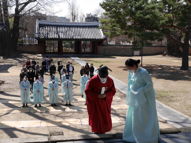 지난 1일 서울 종로구 명륜동 성균관 대성전에서 지낸 초하루 고유재에서 헌관을 맡은 최영갑 교육원장이 빨간 관복을 입고, 계단 위를 오르고 있다. 조현 종교전문기자