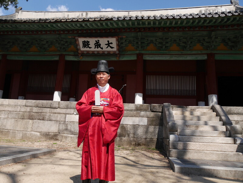 지난 1일 서울 종로구 명륜동 성균관 대성전에서 지낸 초하루 고유재에서 헌관을 맡은 최영갑 교육원장이 빨간 관복을 입고, 흰 유복을 입은 유생 및 성균관대 유학과 학생들과 기념사진을 찍고 있다. 조현 종교전문기자