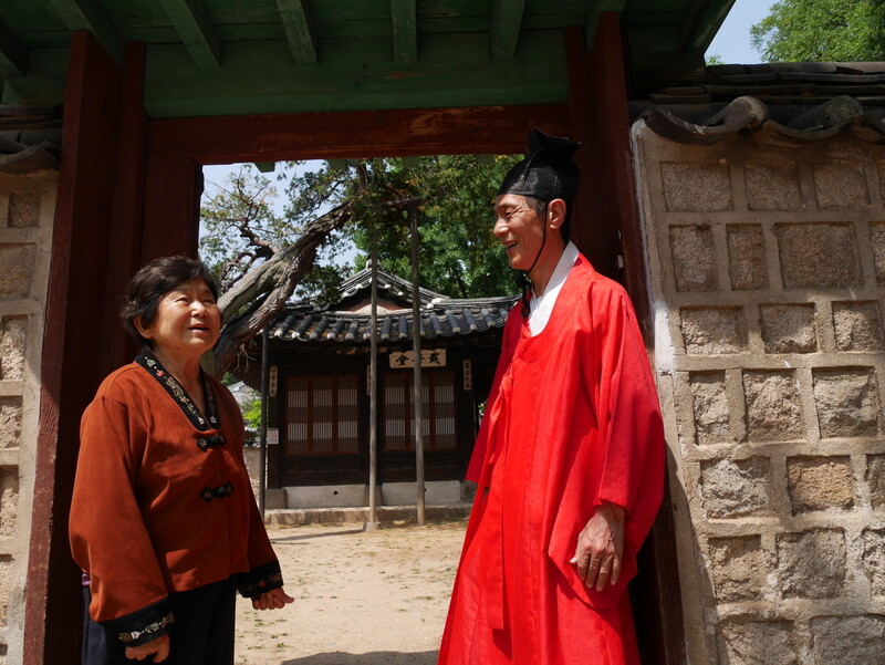 성균관 지킴이 김인겸씨와 수복 이욱씨 모자가 석전대제 등 성균관과 문묘의 큰 행사를 준비하던 장소인 대학당 앞에 서 있다. 조현 종교전문기자