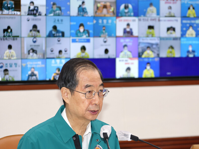 한덕수 국무총리가 4일 정부서울청사 중앙재난안전대책본부 상황실에서 이태원 사고 및 코로나19 중대본 회의를 주재하고 있다. 연합뉴스