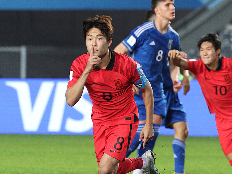 한국 20살 이하(U-20) 남자 축구대표팀 이승원이 9일(한국시각) 아르헨티나 라플라타 스타디움에서 열린 2023 국제축구연맹(FIFA) 20살 이하 월드컵 준결승 이탈리아와 경기에서 동점골을 넣은 뒤 기뻐하고 있다. 라플라타/연합뉴스