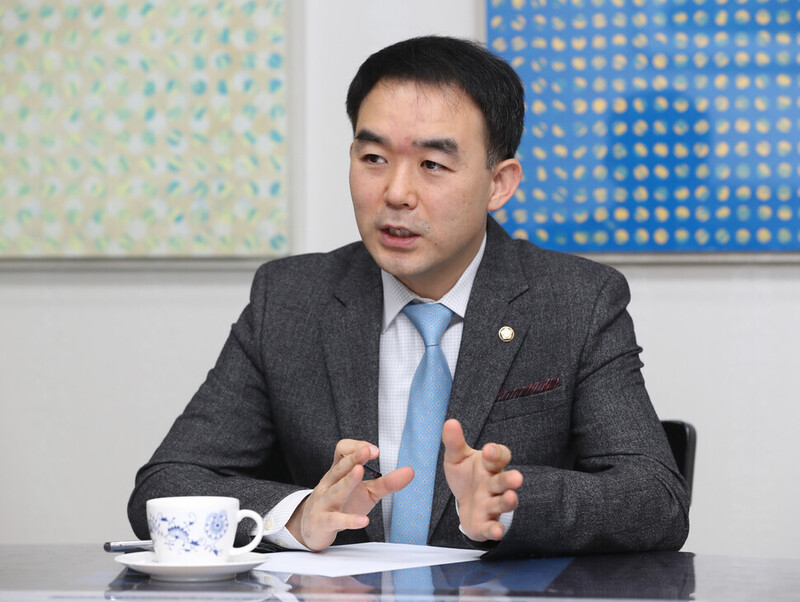 채이배 전 민생당 의원이 지난해 3월 국회 의원회관에서 &lt;한겨레&gt;와 인터뷰하고 있다. 강창광 선임기자 chang@hani.co.kr