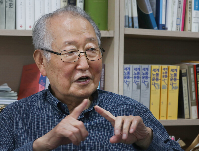 한국 노동운동의 산증인이랄 수 있는 김금수 선생이 7일 서울 충정로 한국노동사회연구소 사무실에서 &lt;한겨레&gt;&gt;와 인터뷰를 하고 있다. 윤운식 선임기자 yws@hani.co.kr