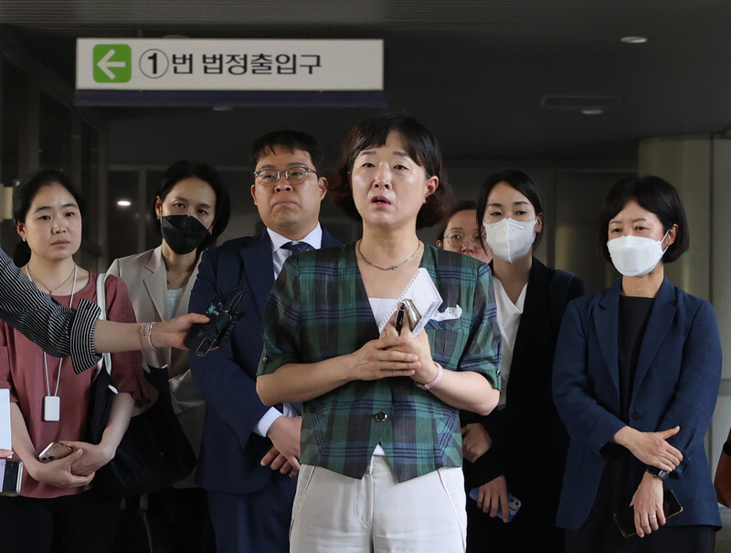 입양인 신송혁씨의 법률대리인 김수정 변호사가 16일 서울 서초구 서울중앙지방법원에서 열린 위법 입양 손해배상 소송에서 일부 승소한 뒤 기자회견을 하고 있다. 연합뉴스