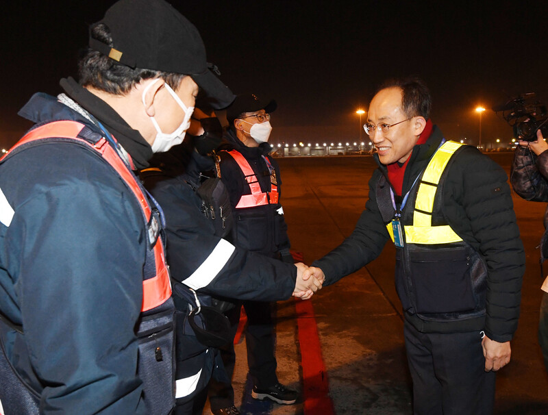 추경호 부총리 겸 기획재정부 장관이 1일 인천공항 대한항공 제1화물터미널을 방문했다. 추 부총리는 새해 첫 출항하는 국적화물기의 반도체 관련 수출화물 선적 직업장에서 근로자들을 격려했다 . 기획재정부